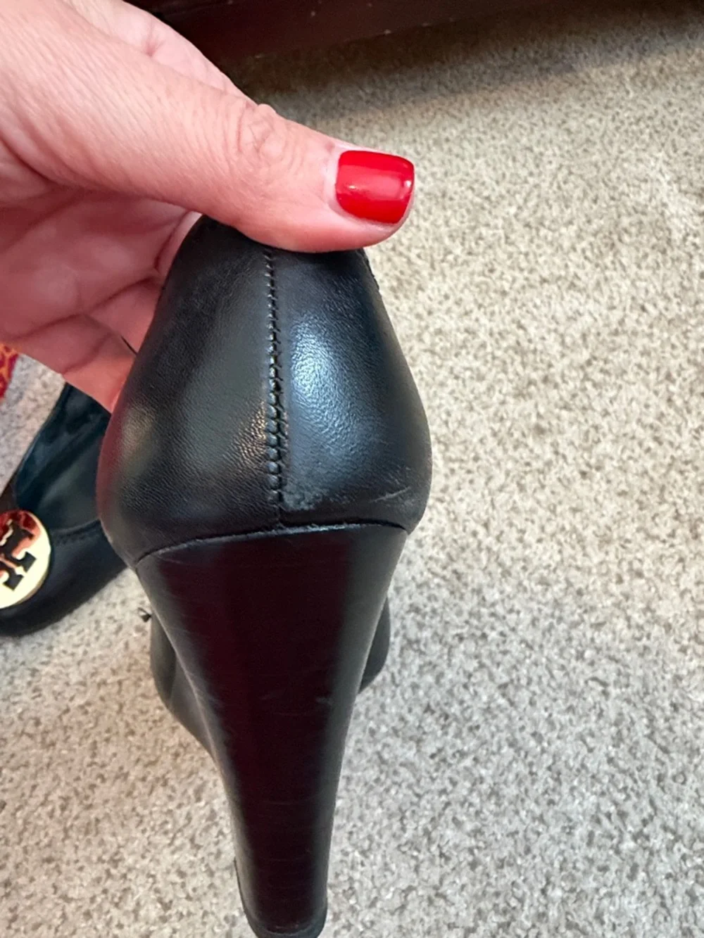 Tory Burch “Sophie” Wedge Heels in Black leather with gold hardware, 8 - Picture 9 of 13